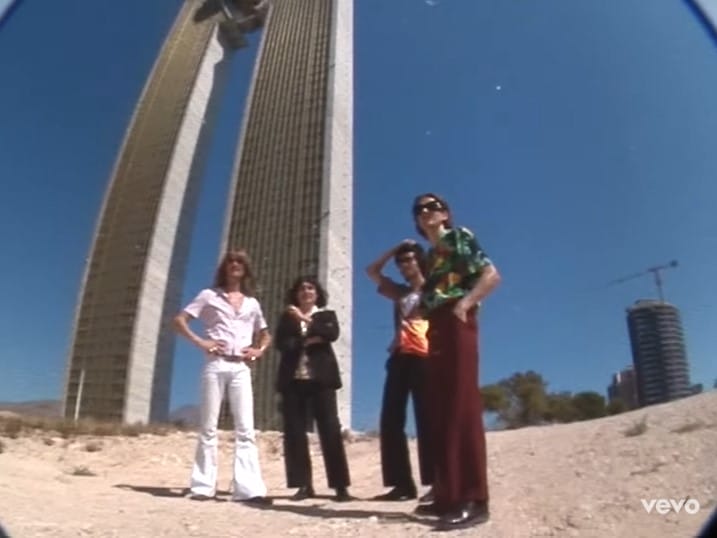 Capture d’écran de Youtube du clip Gamma Rays du groupe Temples réalisé par Molly Daniel

Benidorm, Espagne