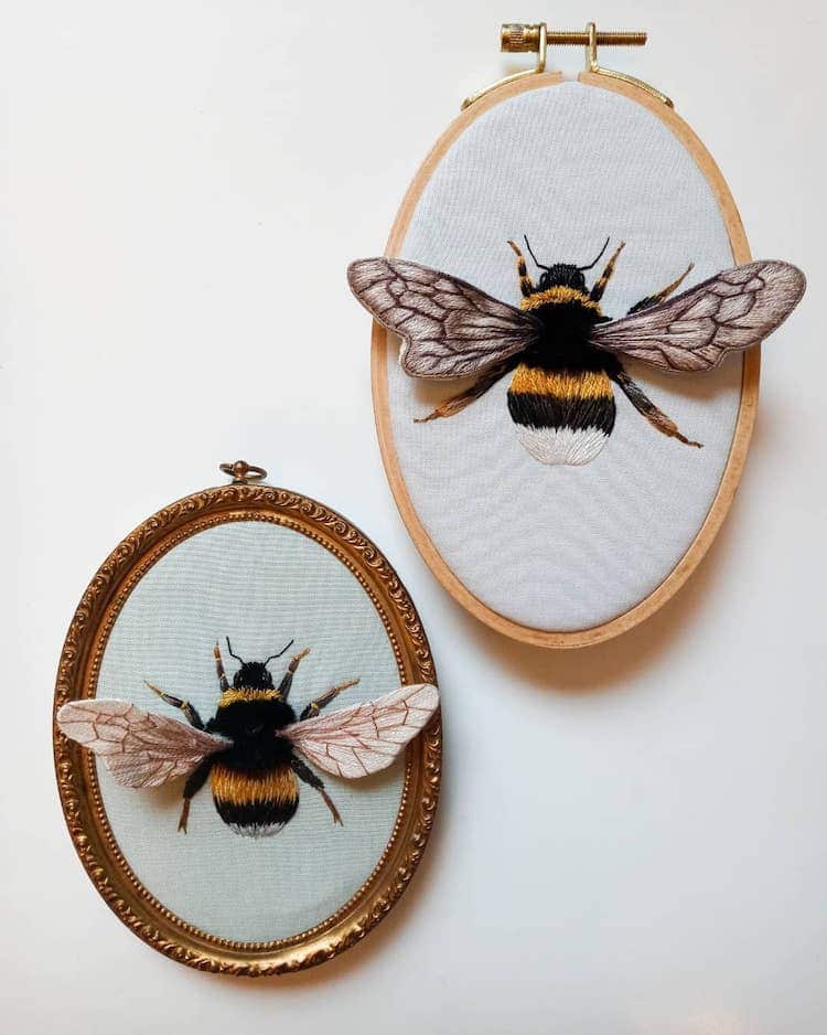 Broderie de Megan Zaniewski, deux abeilles brodées sur des toiles rondes, les ailes en relief.