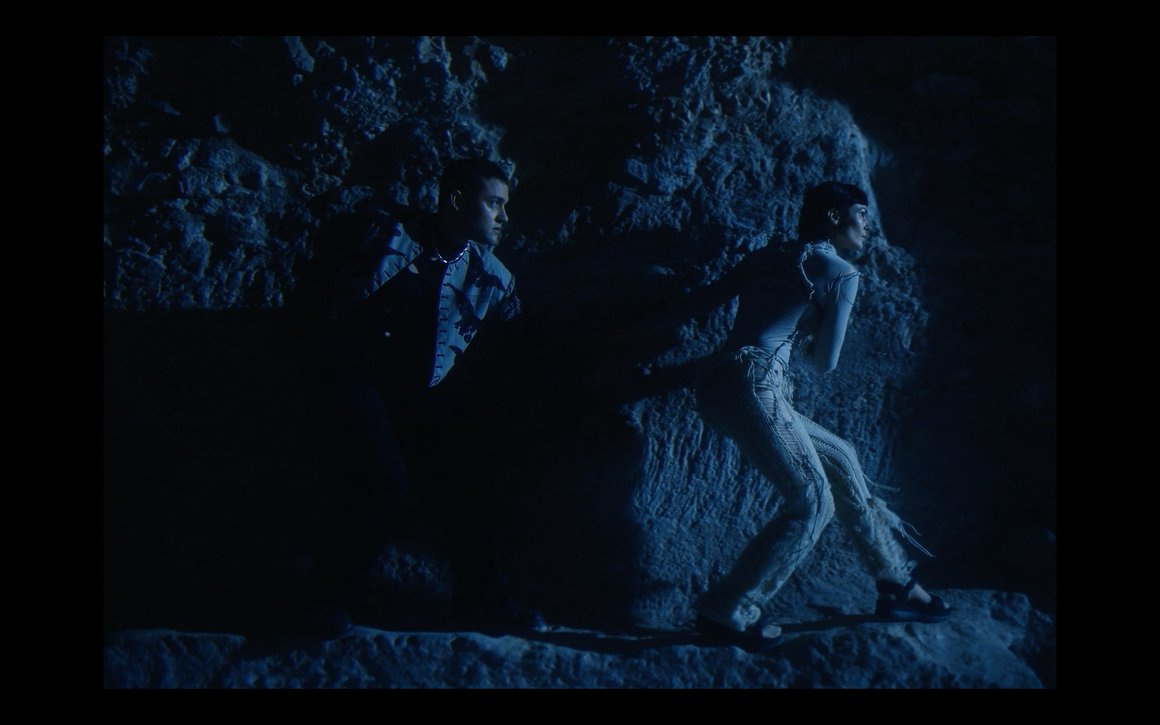 Une femme et un homme marchant sur le bord d'une falaise