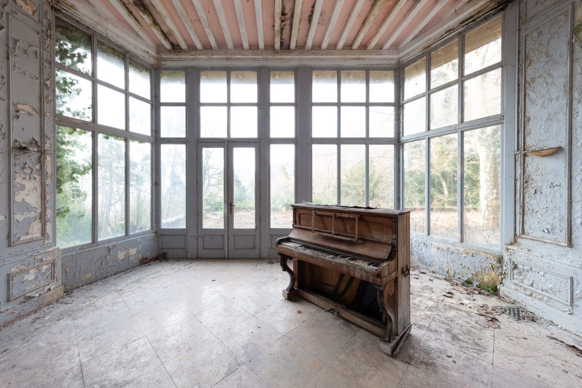 autre salle délabrée avec un piano 