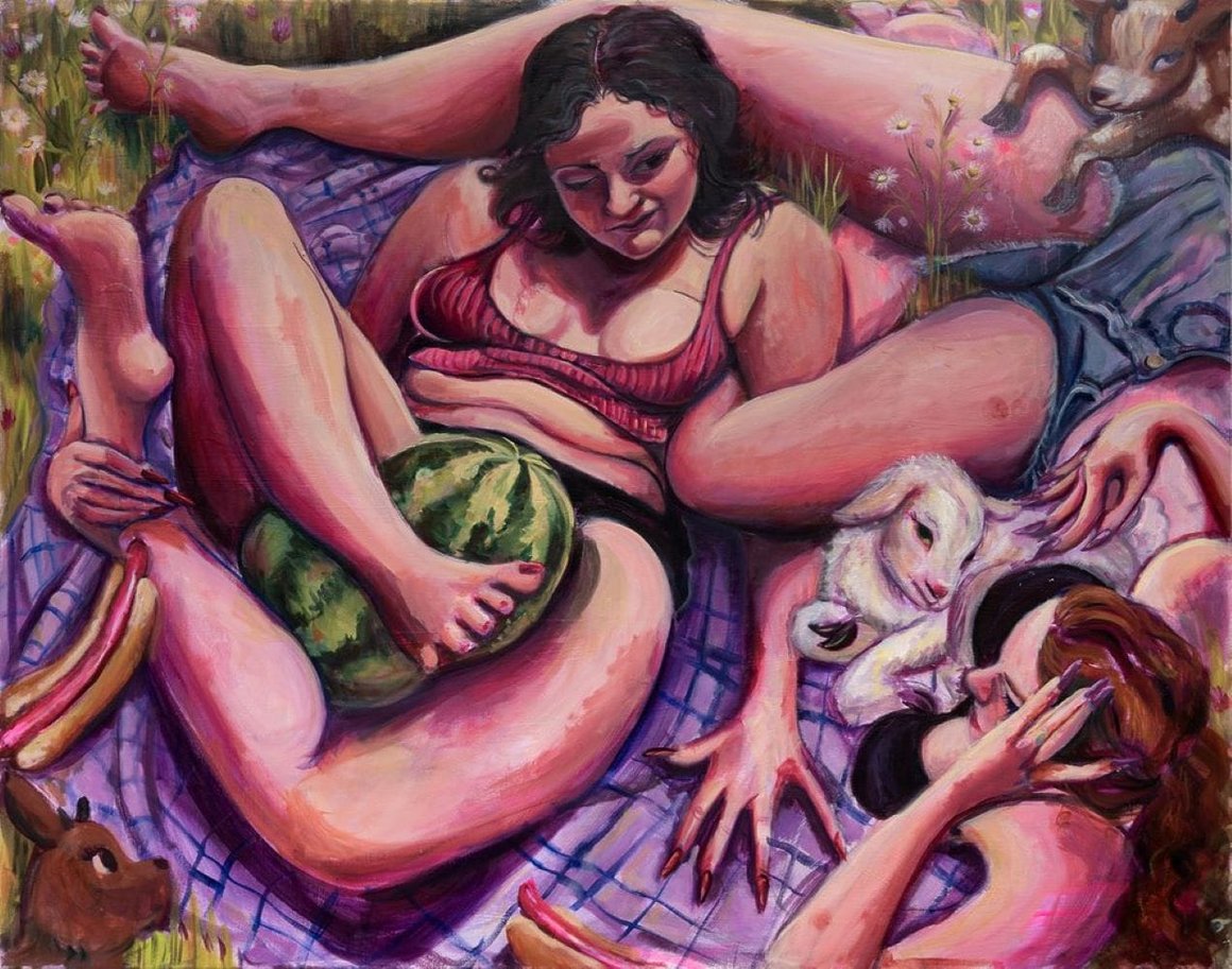 femmes assises avec des animaux, une pastèque entre les jambes, vues de haut