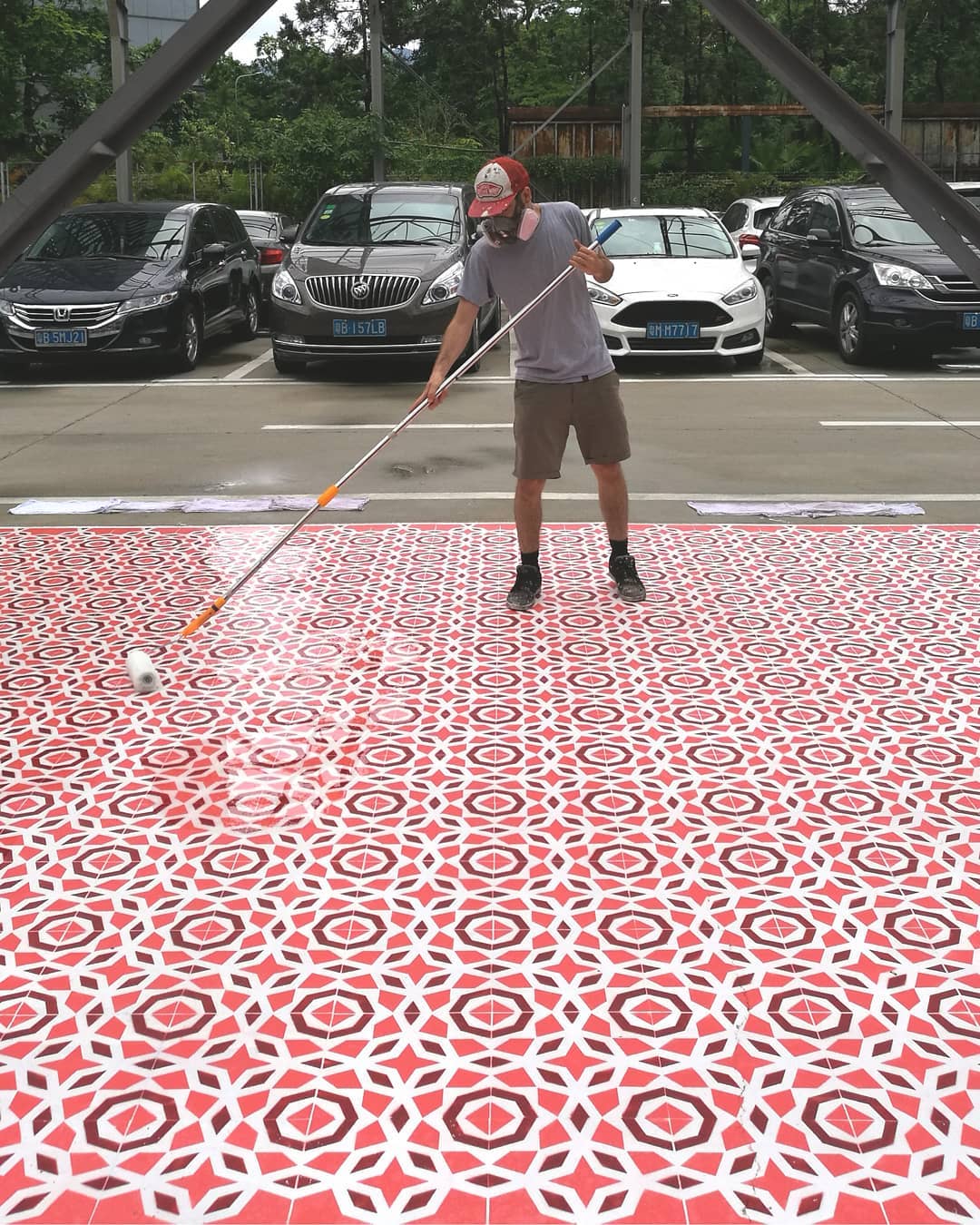 peinture sur sol effet carrelage rouge dans un parking
