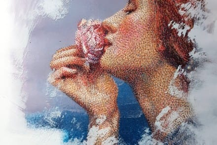 peinture sur un mur d'une femme tenant une rose
