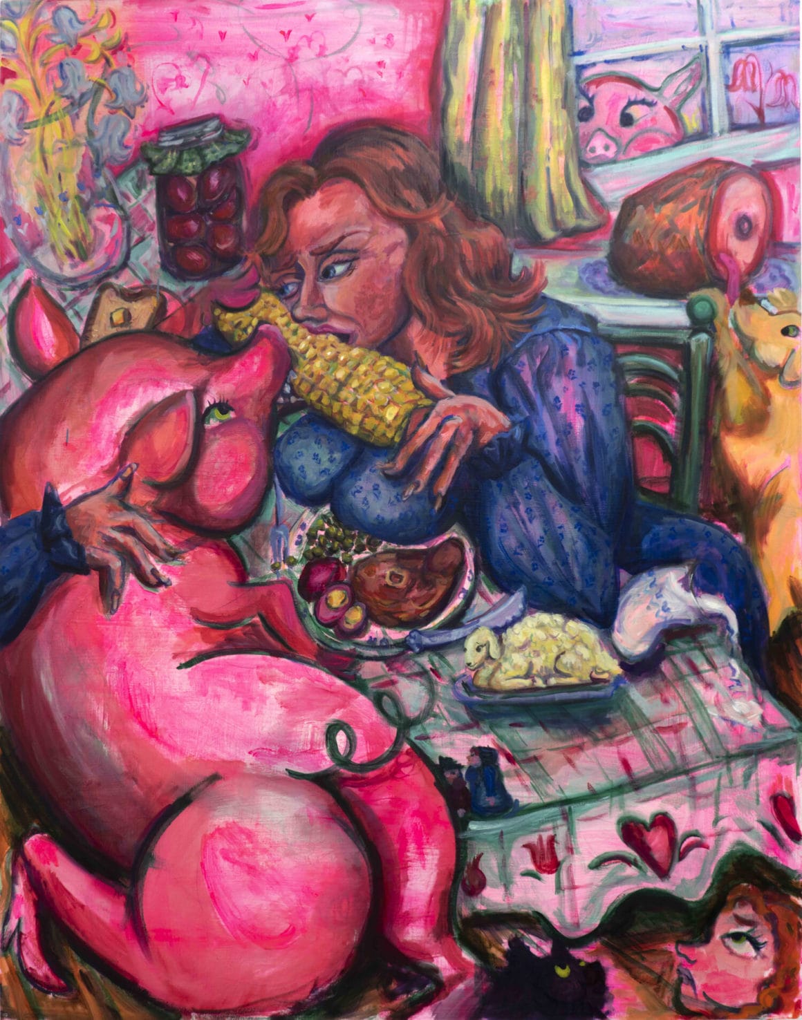 femme qui mange avec un cochon un épi de maïs, sont très proches, devant des tables de nourriture