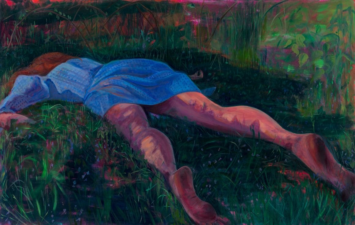 femme allongée sur l'herbe sur le ventre