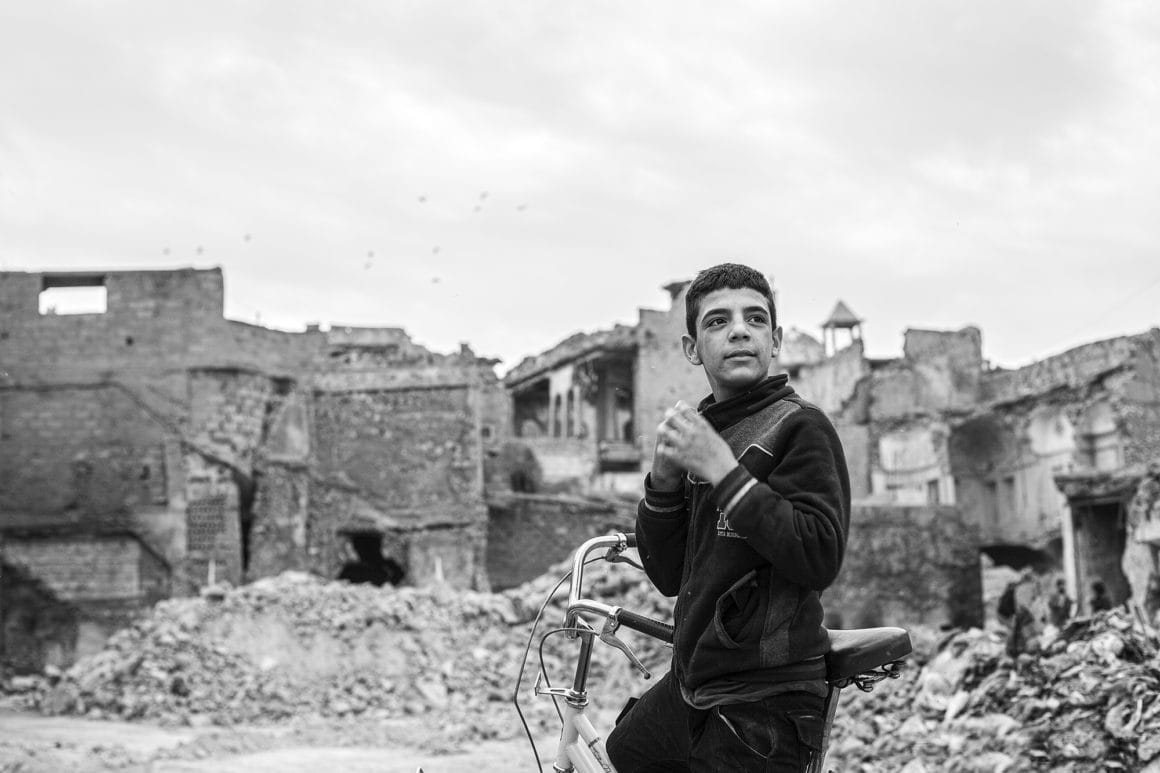 enfant irakien dans les ruines