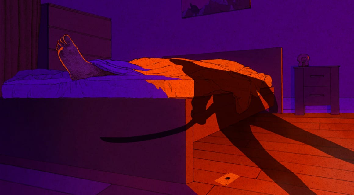 ombre menaçante d'un homme armé devant un lit où dort quelqu'un