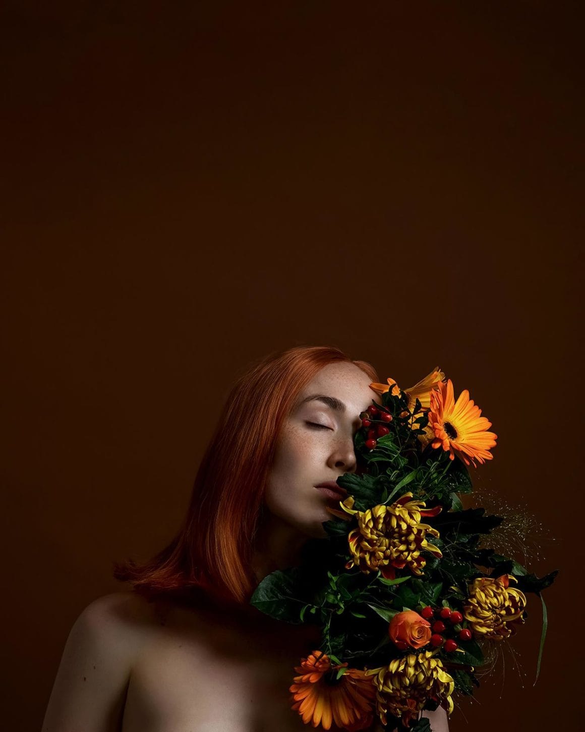 l'artiste avec un bouquet de fleurs