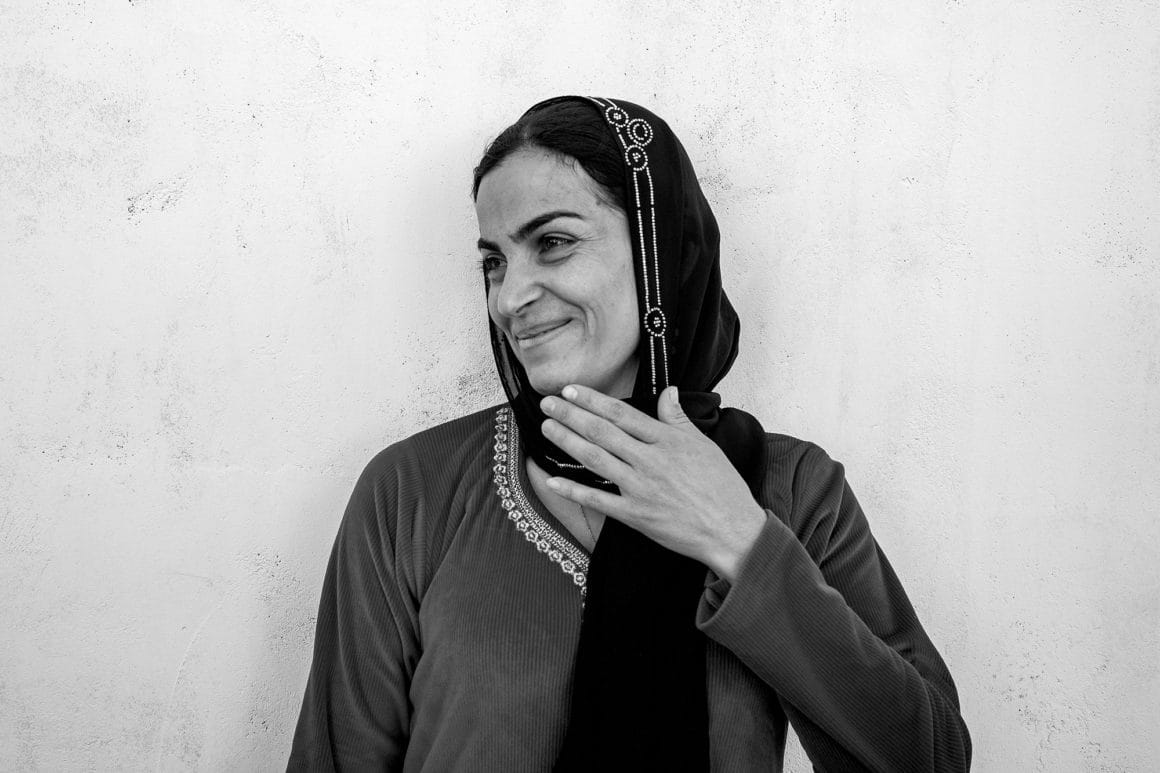femme qui sourit en irak