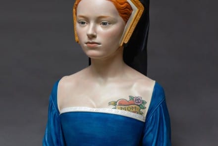 femme habillée à la mode du Moyen-Âge avec un tatouage sur la poitrine