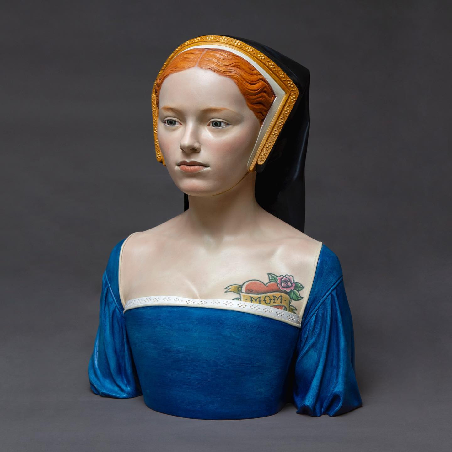 femme habillée à la mode du Moyen-Âge avec un tatouage sur la poitrine