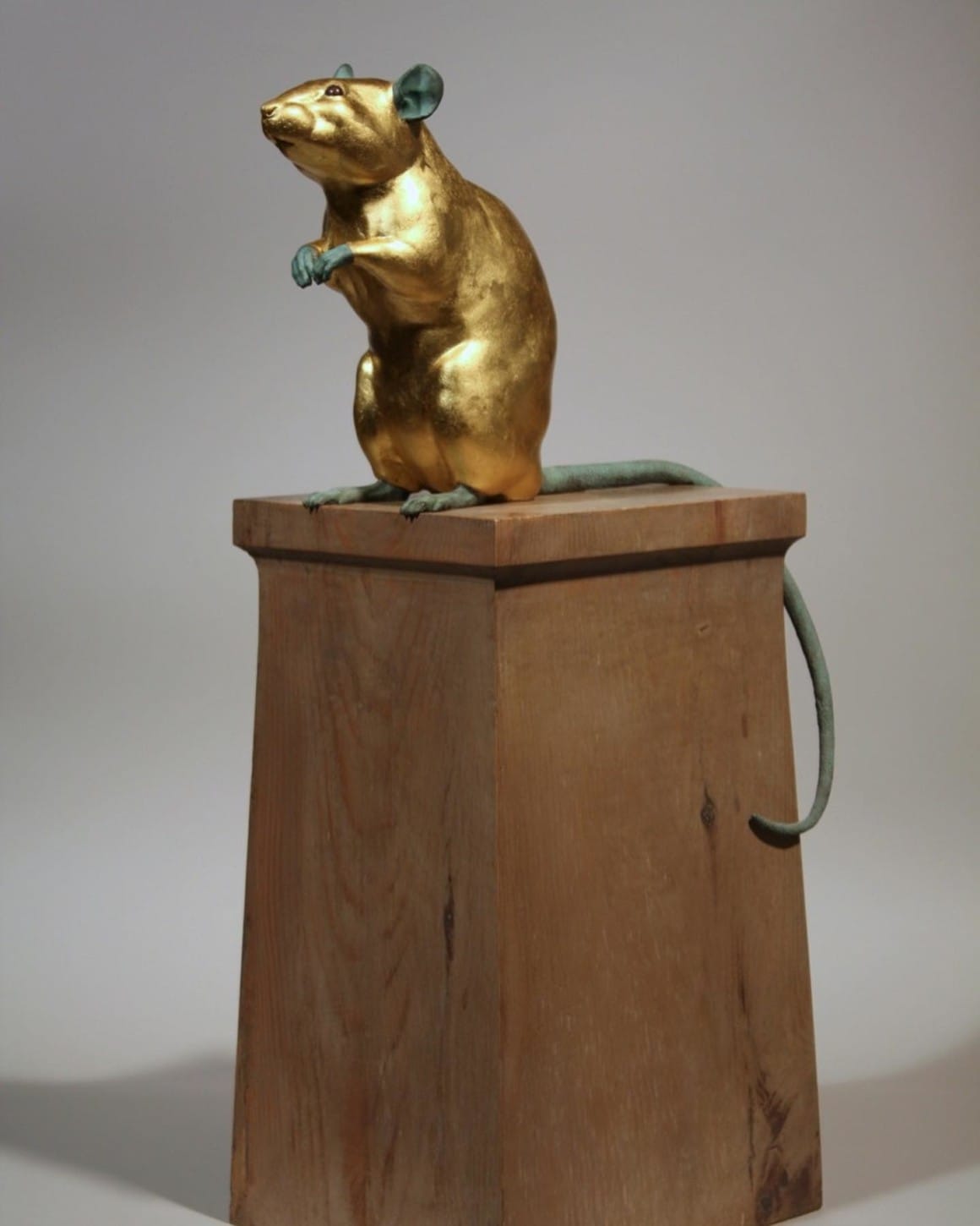 sculpture de rat doré