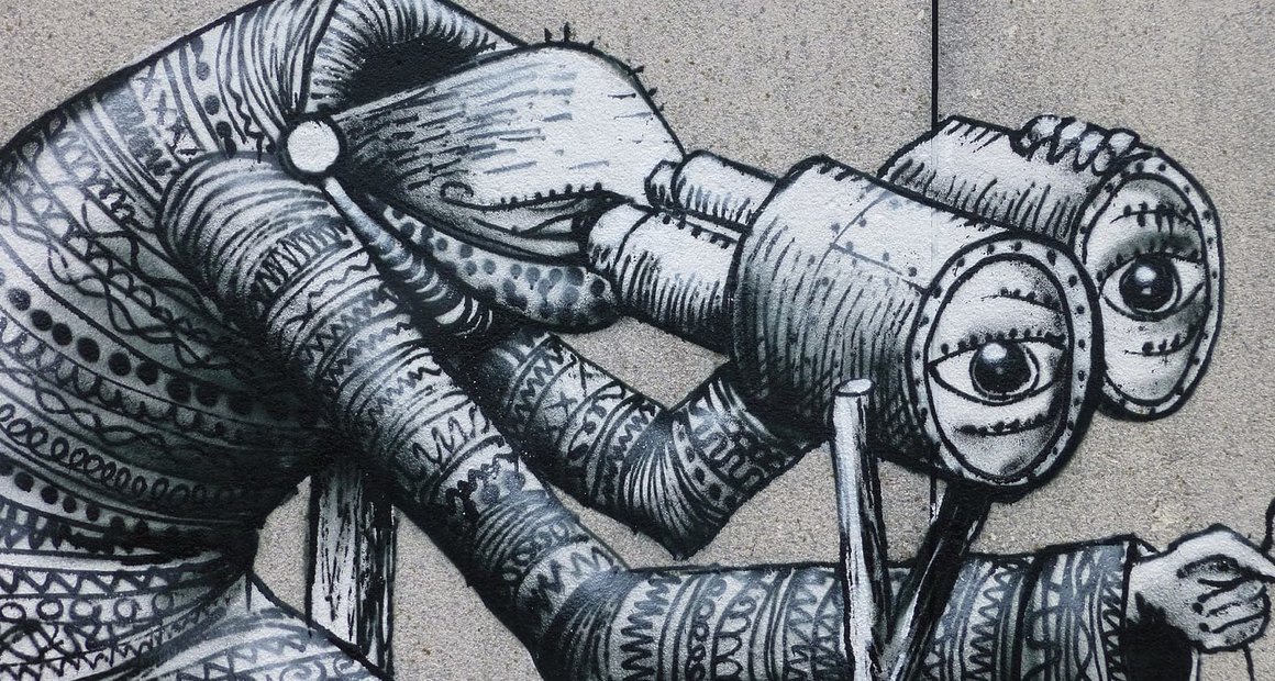 Dessin mural de Phlegm : créature avec des jumelles au bout desquelles il y a des yeux