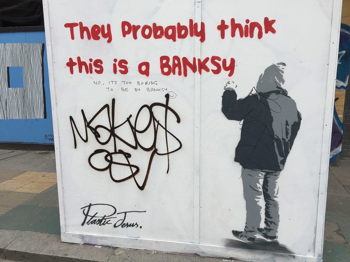 Photographie d'un mur avec une inscription "They probably Think this is a Banksy", réalisée par Plastic Jesus 