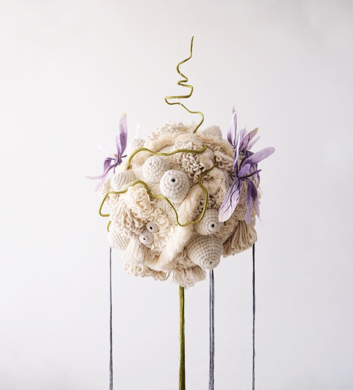 sculpture textile avec des fleurs et des coquillages, aérienne