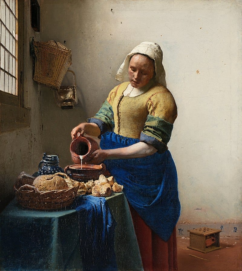 femme qui verse du lait dans un pot