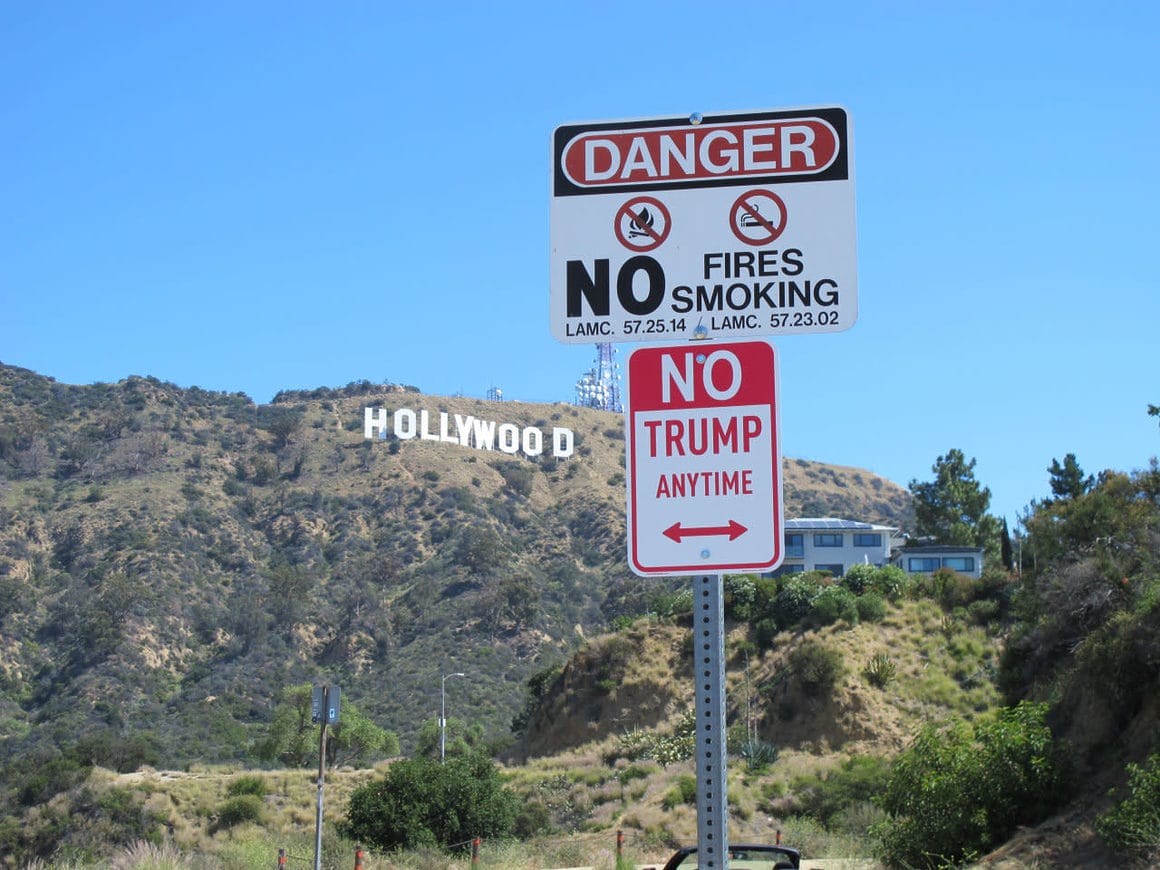 Photographie du panneau "No Trump anytime", devant le panneau Hollywood à Los Angeles. 