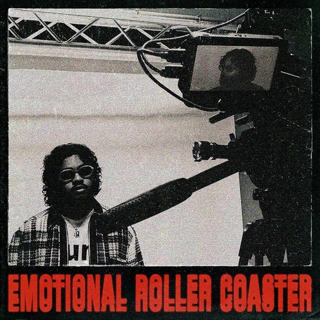 Cover du projet. Ecriture rouge "Emotional Roller Coaster" et Sonny Rave devant une caméra. Filtre vintage