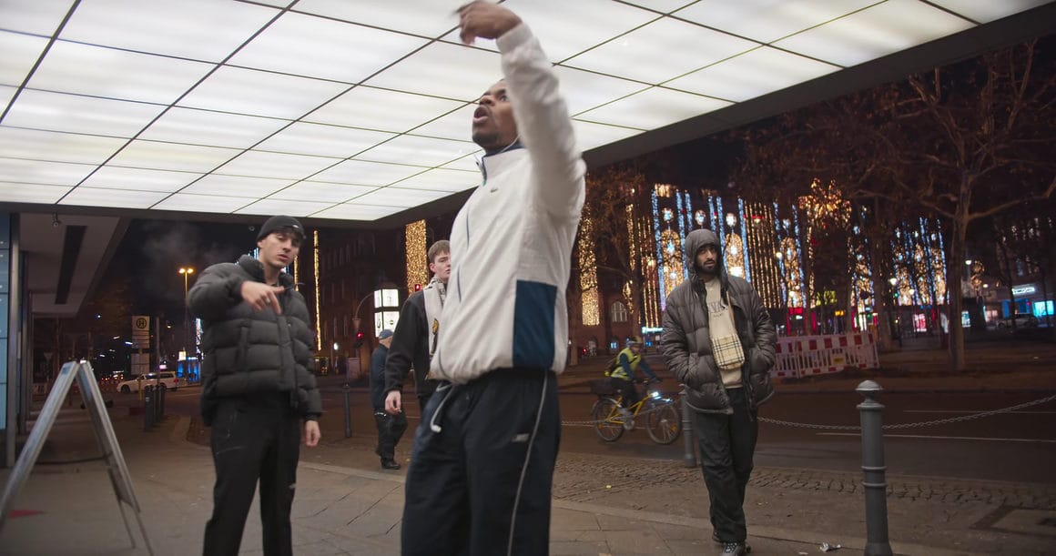 Capture d'écran du clip Blockparty du rappeur berlinois Symba
On le voit rapper devant ses amis