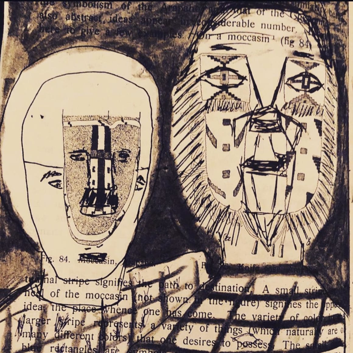 Deux visages dessinés en noir sur un fond d'écriture de livre
