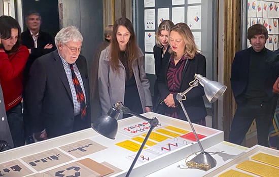 Etienne Robial visitant son exposition au Musée des Arts Décoratifs à Paris