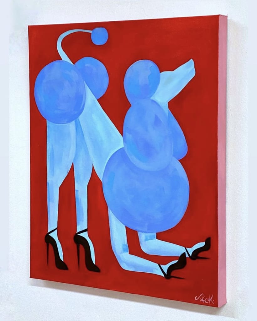 Œuvre de Jess Ackerman où l'on voit un chihuahua bleu clair sur une toile au fond rouge. Le chien porte 4 talons aiguilles
