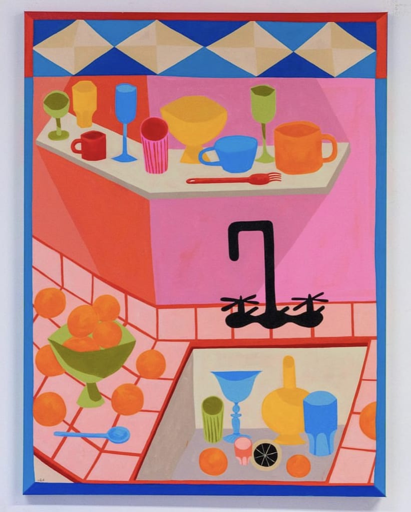 Œuvre de Jess Ackerman où l'on voit des fruits et des ustensiles ainsi qu'un robinet noir sur un plan de travail, et une cuisine multicolore.