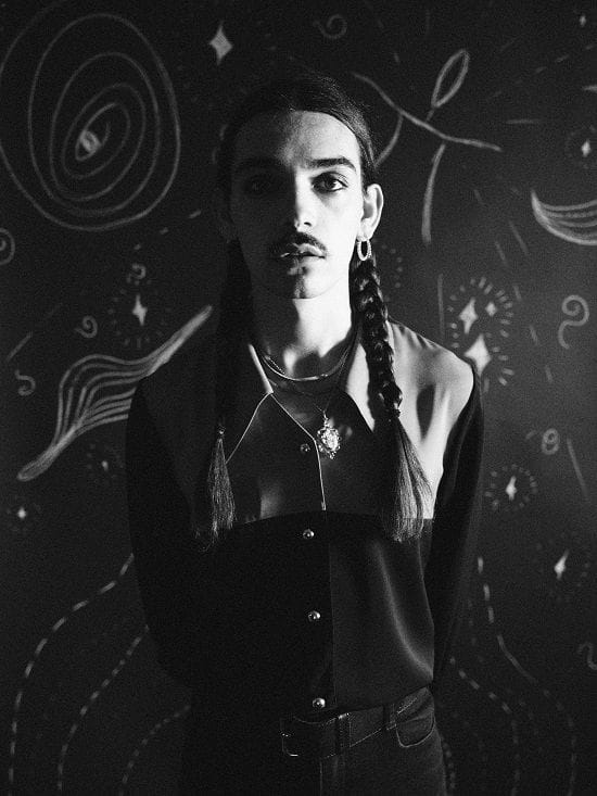 Portrait de Yaaster en noir et blanc avec des tresses