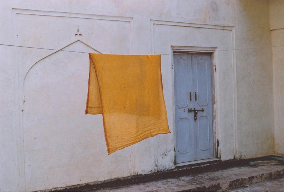 Un drap jaune suspendu à une corde à linge