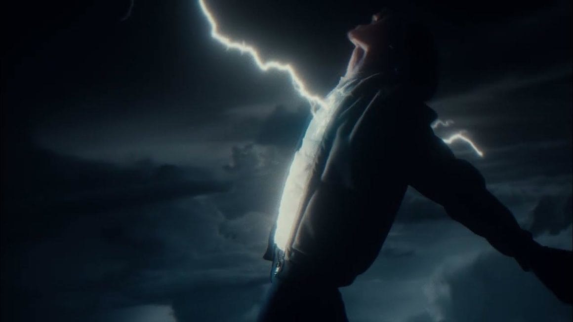 Photo de Realo dans le clip Emotion, transpercé par un éclair