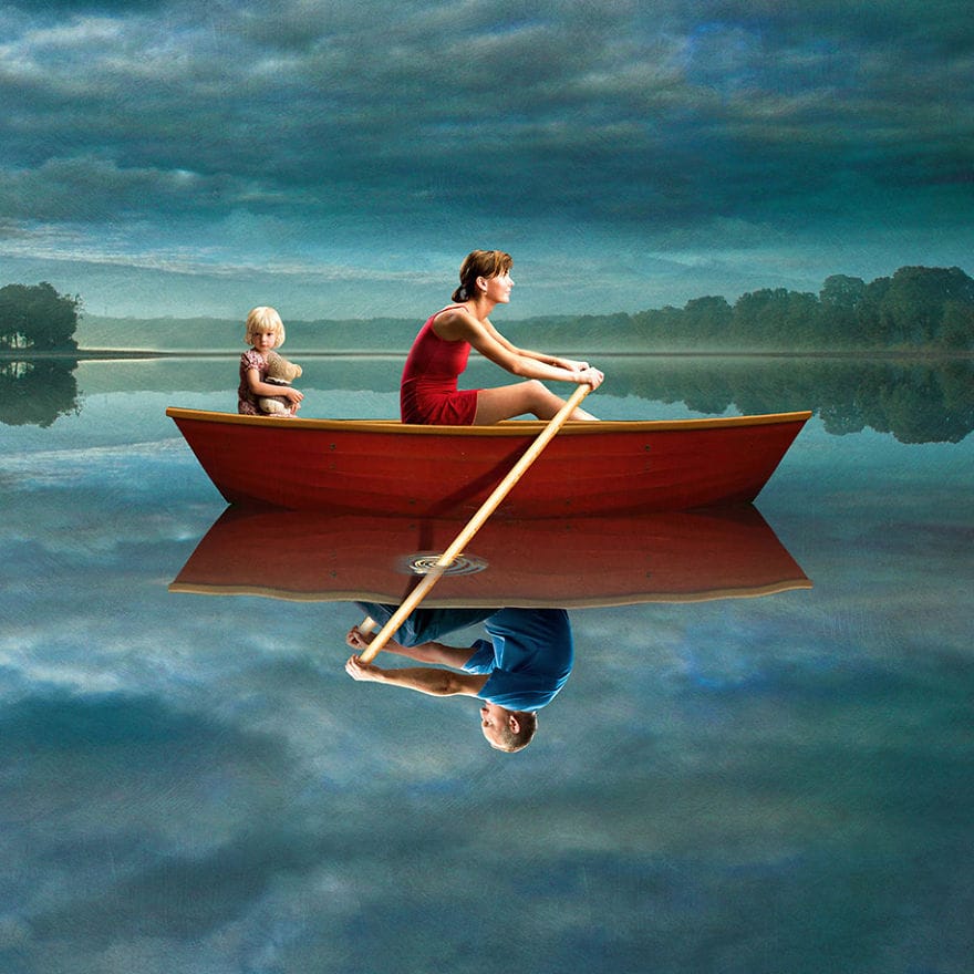 Œuvre de Morski où on voit une femme ramer dans une barque et son reflet est un homme