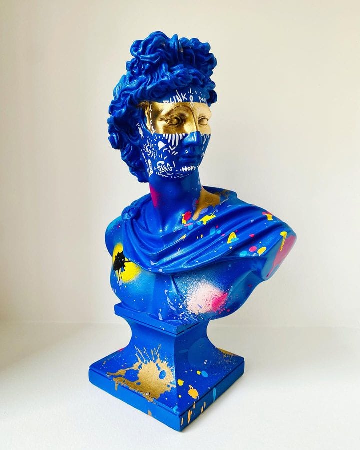 Sculpture antique bleue, détails de couleurs et doré sur ses yeux 