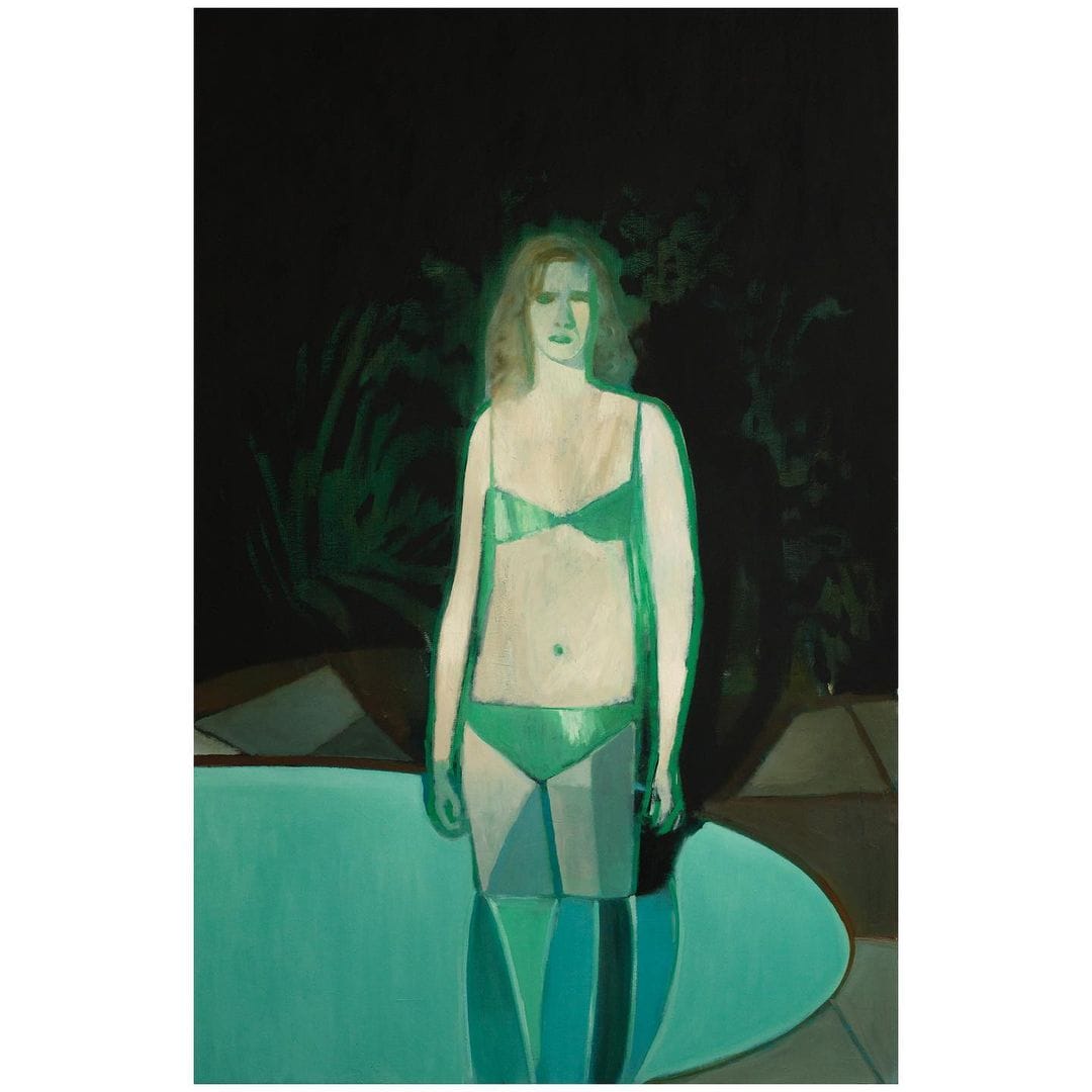 Une femme dans une piscine phosphorescente 