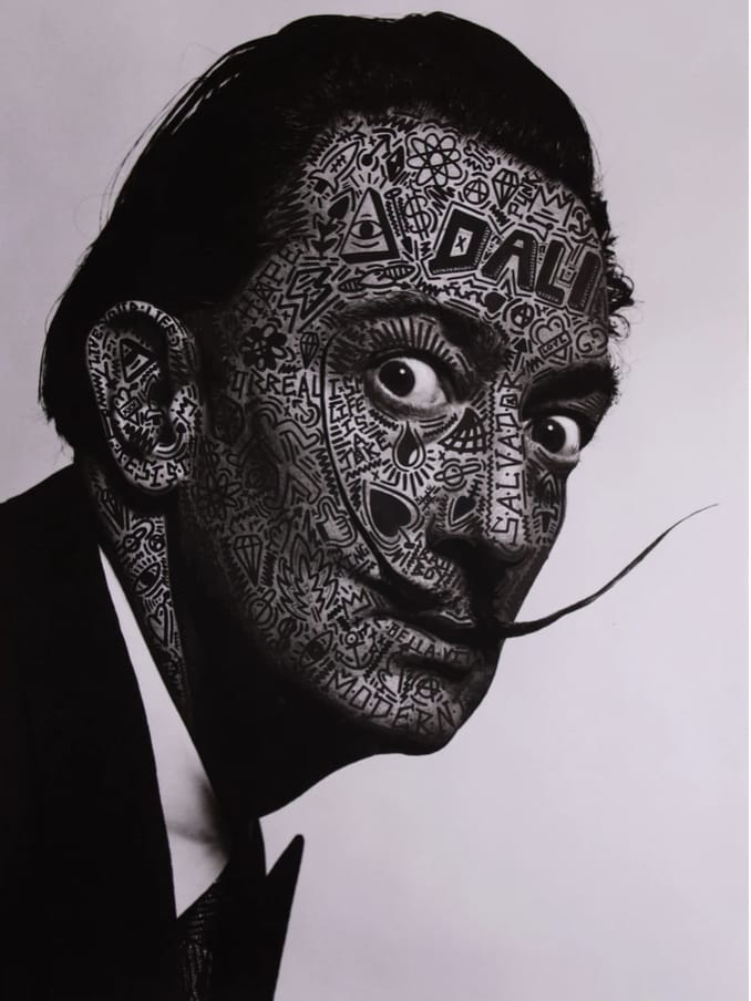 Reprise d'un portrait de Dali en noir et blanc, graffitis noirs sur son visage 