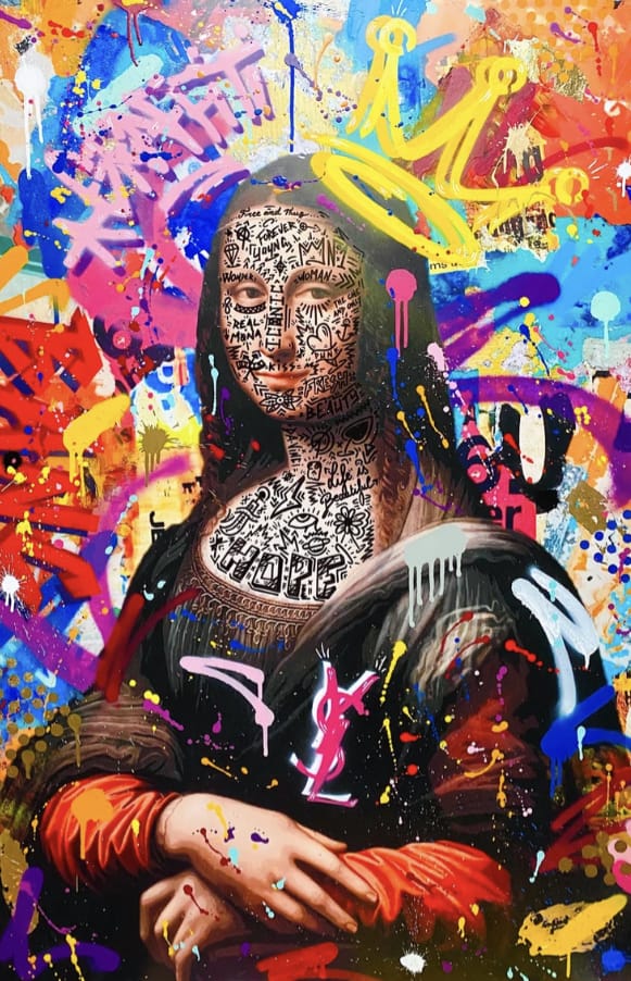 Reprise du tableau Mona Lisa, graffitis noirs minimalistes sur sa peau (visage et cou), et graffitis colorés en arrière plan 