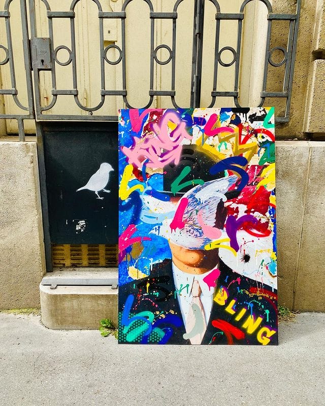 Reprise d'un tableau de Magritte, homme avec cravate et chapeau, entouré de graffitis colorés 