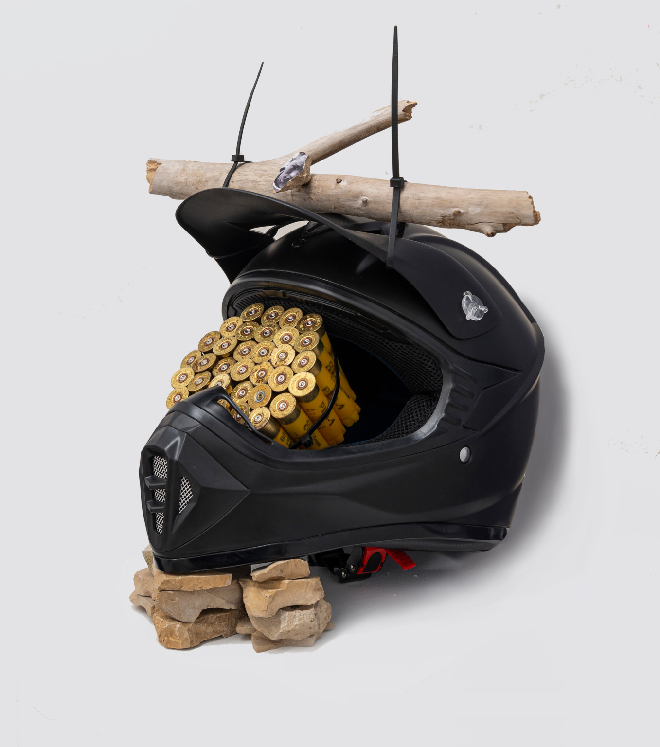 Un casque de motocross avec des cartouches