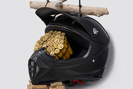 Un casque de motocross avec des cartouches