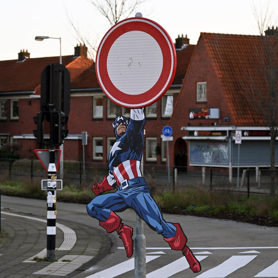 Capitaine America brandissant son bouclier dans la ville d'Amsterdam