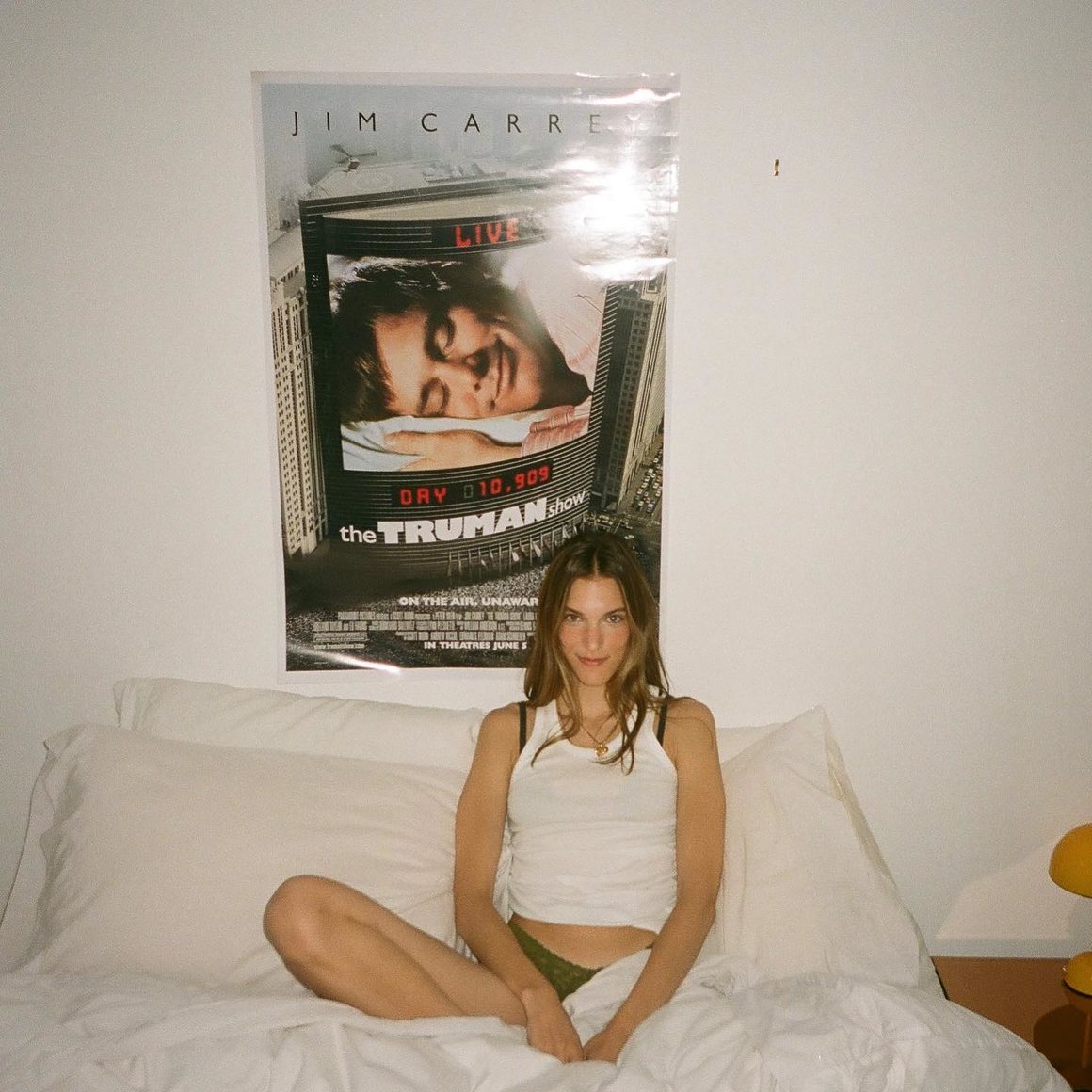 Charlotte Cardin dans son lit