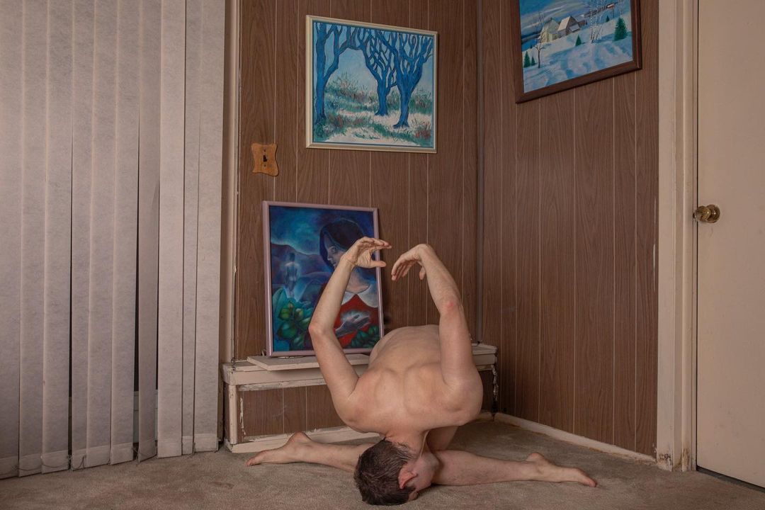 Un homme nu et contorsionné 