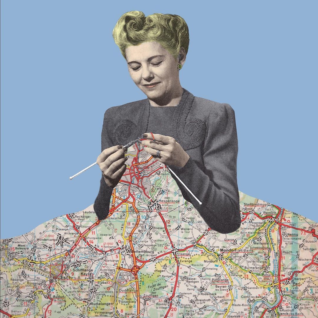 Une femme tricote une carte routière