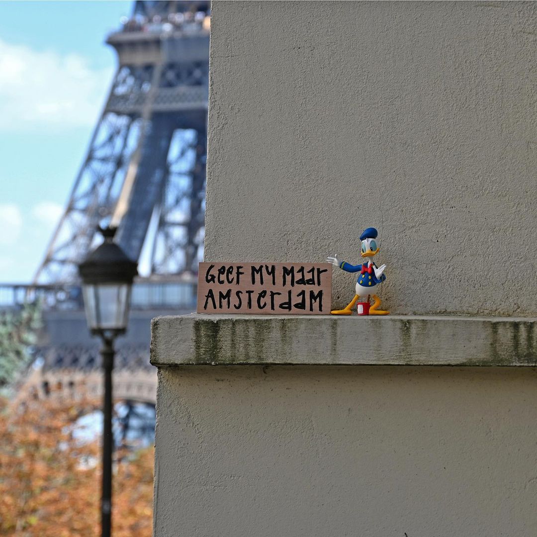 Donald Duck dans une rue parisienne 