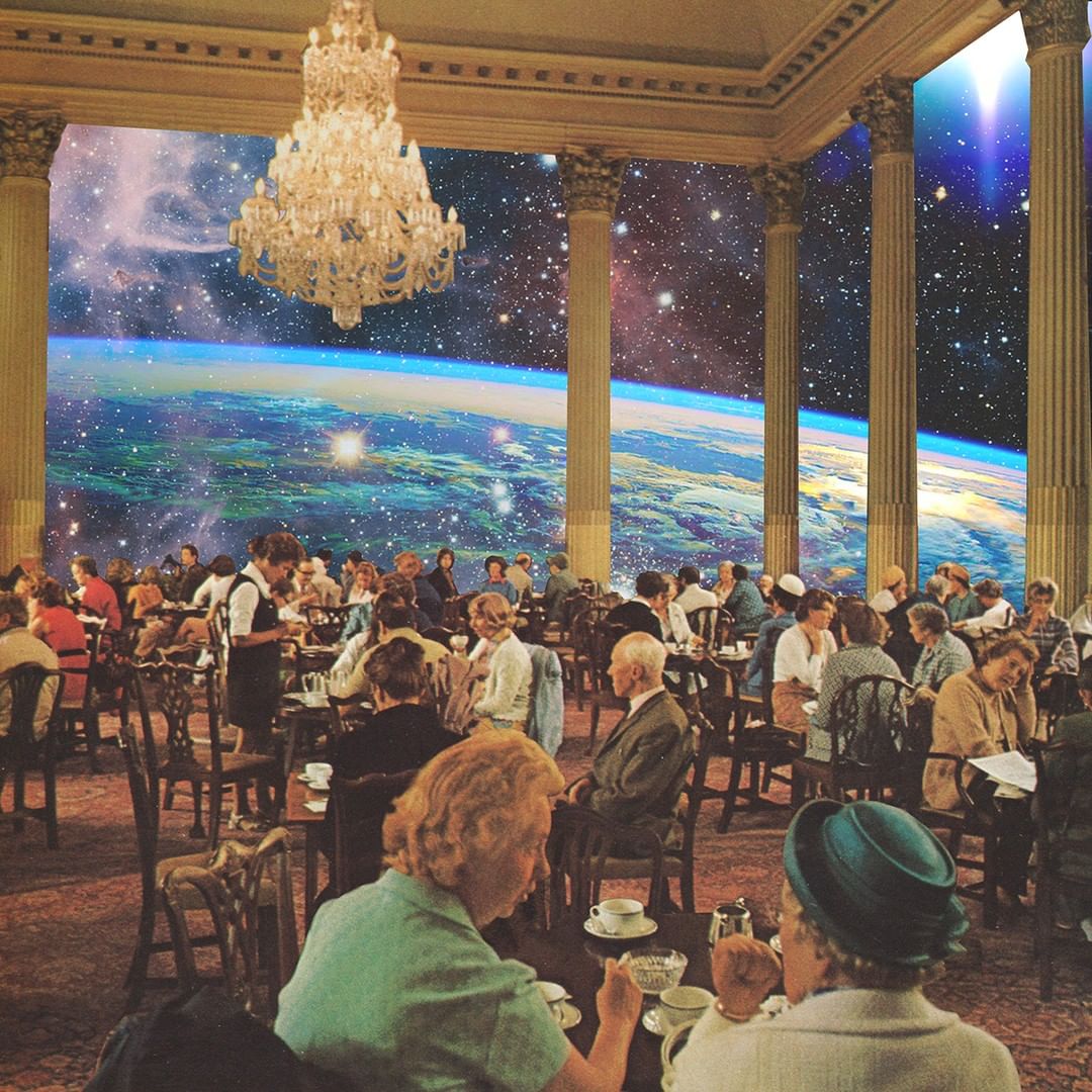 Des personnes profitent d'un restaurant avec vue sur l'univers