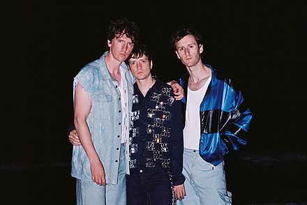 Photographie du trio de Sparkling, Leon, Levin et Luka sur fond noir