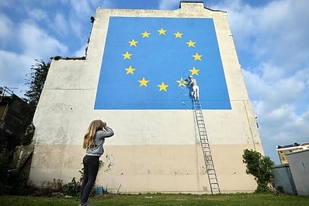 Fresque murale réalisée par Banksy en 2017. Représente un travailleur sur une échelle en train de fissurer à l'aide d'un marteau une des 12 étoiles du drapeau de l'UE