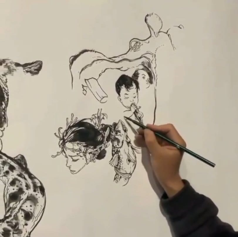 L'artiste Kim Jung Gi est en train de dessiner une fresque fantaisiste.