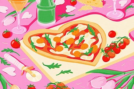 Pizza sur planche, fond rose et éléments colorés