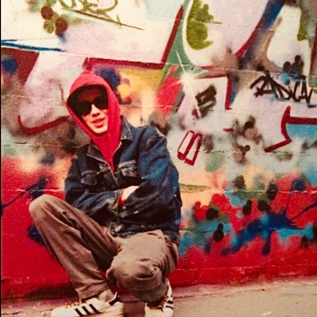 Bando devant un mur de graffiti