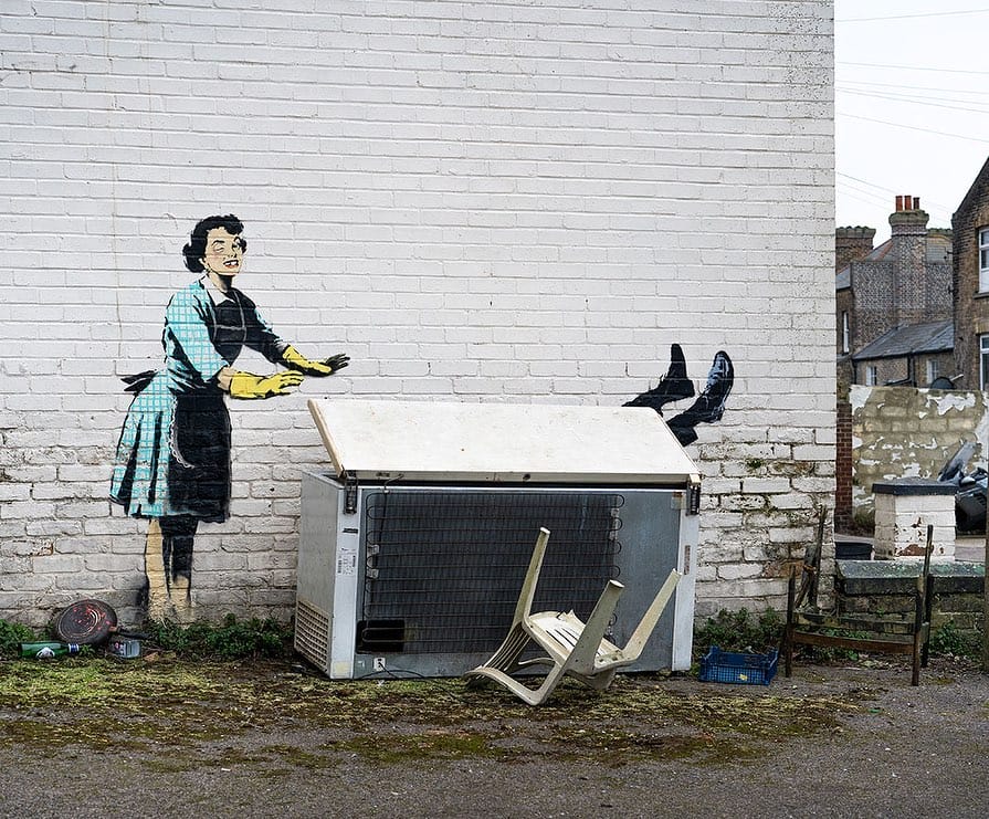 Femme qui pousse un homme dans un congélateur par Banksy